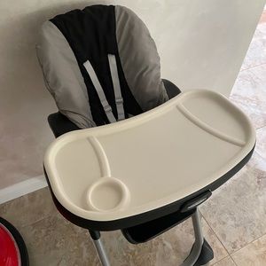 I’m selling GRACO High Chair.It’s almost new